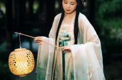 汉服小姐姐娇小,古典韵味尽显芳华